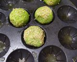 A picture of step 7 of Spinach corn pea cheese baked balls.