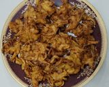A picture of step 4 of Piyaz ke Pakoray/ onions fritters.