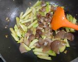 รูปขั้นตอนการทำที่ 3 ของ เห็ดหูหนูผัดฟักแม้วใส่ไข่ | Stir-Fried Wood Ear Mushrooms with Chayote and Egg