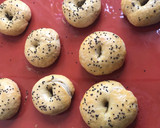 Foto del paso 4 de la receta: Brunch perfecto: Huevos benedictinos con salmón marinado en bagels caseros