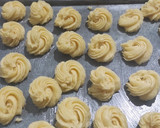 Foto langkah ke 3 dari resep Kue semprit sagu.
