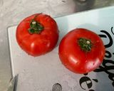 Une image de l'étape 3 de Salade de tomates bicolores à l’oignon rouge et mozzarella.