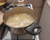 Fehér, hagymás, krumplis tészta szélesmetélttel recept fázis 3 fotója