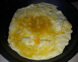 Foto del paso 1 de la receta: Tortilla de huevos con queso y salami