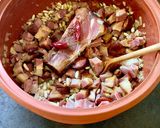 Sparhelten, cserépedényben főtt babgulyás füstölt csülökkel.....házi barackpálinkával😉 recept fázis 2 fotója