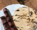 Foto del paso 4 de la receta: Bocadillo de pan de pita y longanizas a la brasa