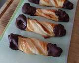 Foto del paso 11 de la receta: Lazos de hojaldre rellenos de crema de almendras y puntas de chocolate