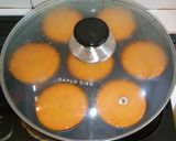 Foto langkah ke 8 dari resep Bolu Karamel Mini.