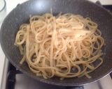 Foto del passaggio 6 della ricetta Linguine con sgombro al forno, crema di melanzana e buccia di melanzana fritta