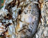 Une image de l'étape 7 de Dorades royales en papillote à l ail, citron et persil avec piments grillés.