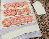 Foto del paso 1 de la receta: Rollitos de hojaldre rellenos de chopped y queso