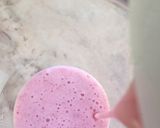 Foto del paso 3 de la receta: Licuado de súper frutillas 🍓