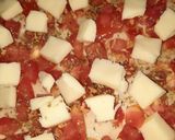 Foto del paso 2 de la receta: Pizza con dos quesos y tomate fresco
