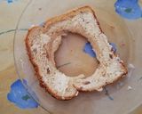 Foto del paso 1 de la receta: Desayuno rápido y sencillo (Huevo en canasta y Pan con maní)