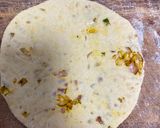 A picture of step 4 of Pyaz ka paratha.