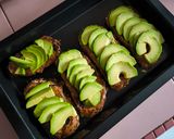 Gambar langkah 2 resipi Simple avocado toast.
