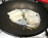 Foto del paso 4 de la receta: Bacalao con salteado de espárragos y gambas