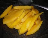Foto langkah ke 4 dari resep Kue Jala isi mangga.
