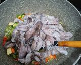 Foto langkah ke 5 dari resep Tumis Cumi Item.