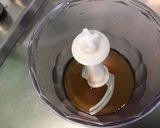 Une image de l'étape 1 de Sauce salade épicée au malt et érable.