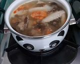 Foto langkah ke 2 dari resep Sup Ayam Jamur Goji Berry.
