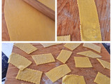 Chiacchiere di carnevale servite con ricotta