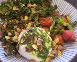 Foto del paso 5 de la receta Ensalada de burrata con kale crujiente, tomates y espárragos asados y aliño de albahaca con miel