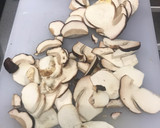 Foto del paso 1 de la receta: Boletus con huevos fritos y aceite de trufa 🤩🤩