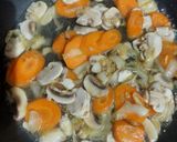 Foto langkah ke 3 dari resep Tumis wortel Brokoli jamur.