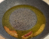 Foto del paso 2 de la receta: Tortilla de gambas al ajillo y patatas