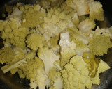 Foto del paso 1 de la receta: Romanesco revuelto con gambas