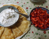 Foto del paso 2 de la receta: Crêpes con crema de queso, nata, semillas de amapola y fresas