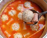 Foto langkah ke 3 dari resep Tom Yum Bakso Sosis.
