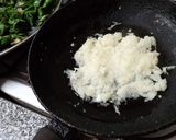 Foto del paso 3 de la receta: Pizza de espinaca salteada con ajo, con salsa blanca de cebolla