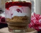 A picture of step 6 of Strawberry cream cheesecake glass shot.