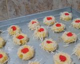 Foto langkah ke 3 dari resep #131 Thumbprint Strawberry Cheese Cookies.
