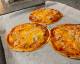Foto del paso 3 de la receta: Pizza en masa de fajitas ¡ideal para hacer con los peques!