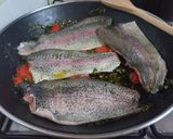 Foto del passaggio 2 della ricetta Filetti di trota salmonata con pomodorini e olive