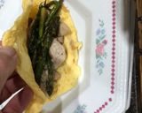 Foto del paso 4 de la receta: Tortilla francesa con espárragos trigueros y tiras de lomo
