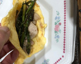 Foto del paso 4 de la receta: Tortilla francesa con espárragos trigueros y tiras de lomo