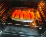 Foto del paso 3 de la receta: Lomos de salmón al horno con salsa miel y mostaza y cama de patatas
