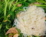 Hình bước làm 2 của món Lòng gà và trứng gà non xào cải đắng và bánh đa nắm Quỳnh Côi