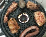 Foto del paso 4 de la receta: "Pechito de cerdo simple al parrigas(uso)" con guarniciones
