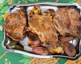 Une image de l'étape 12 de Côtes de porc grillées marinées sauce tomate aux pommes de terre et piments verts.
