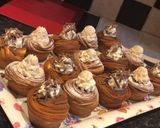 Pas rețetă Cruffins cu dulceață de afine, căpșuni, frișcă, nucă cu scorțișoară și fulgi de ciocolată😍😋 2 fotografie