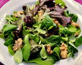 Foto del paso 1 de la receta Ensalada de brotes con rulo de cabra, miel y aguacate