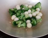 Foto langkah ke 2 dari resep Tumis brokoli telur puyuh.