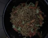 Foto langkah ke 4 dari resep Mie goreng pedas ala anak kos.
