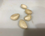 Foto del paso 2 de la receta: Salchichas cocidas con vino patatas fritas y huevo frito