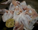 Foto langkah ke 1 dari resep Sayap Pedas Goreng Madu (Honey Spicy Chicken Wings).